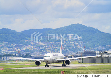 夏の大阪空港（伊丹空港）　タキシング中の飛行機　大阪府豊中市 116050991