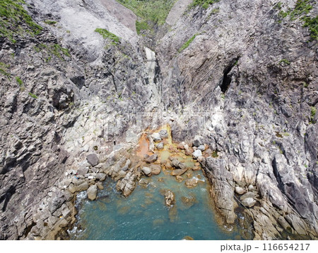 Shikinejima in Tokyo is a wild hot spring paradise. Jinata Onsen is a free mixed bathing open-air bath. You can wear a bathing suit, and it is a rare underwater hot spring in Japan that sinks in the s 116654217