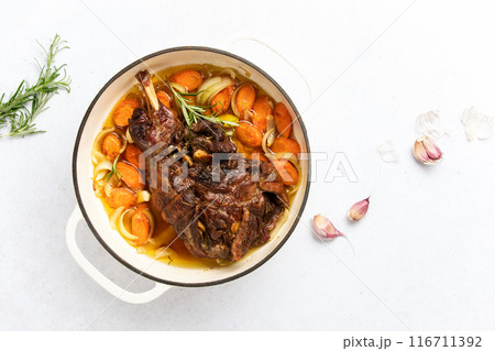 Lamb shoulder braised in a cast iron pan 116711392