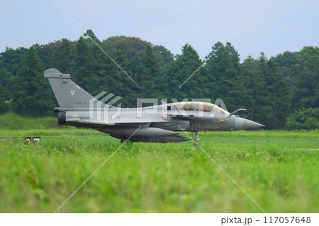 百里基地に着陸したフランス航空宇宙軍ラファールB戦闘機 117057648