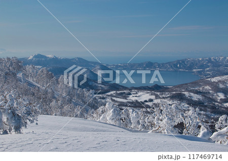 樹氷の雪山から見る洞爺湖の冬風景 117469714