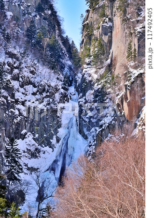 冬の流星の滝　(北海道上川町層雲峡) 117492405