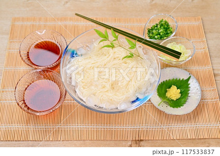 夏のそうめん、ソーメン、素麺、冷たい、日差し、定番料理、麺料理、涼しげ。 117533837