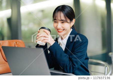 カフェのテラスで仕事をする女性 117837136