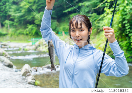 渓流で釣りをする女性　フィッシングを楽しむ女性 118016382