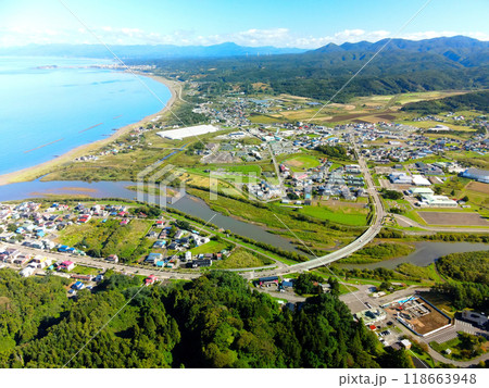 秋の北海道上ノ国町の本町地区の街並みを空撮 118663948