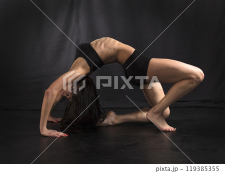 Beautiful athletic girl on a dark background 119385355