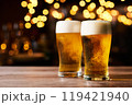 パブの店内で、木製のテーブルの上に二つのキラキラした美味しそうなビール。 119421940