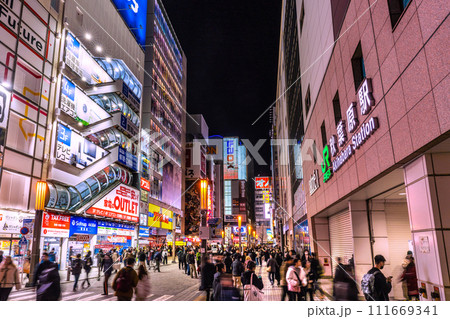 日本の東京都市景観 元日…賑わう秋葉原。新年が素晴らしい時代になりますように…＝令和6年1月1日 111669341