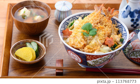 エビとじ丼　（ えび天丼の卵とじ ） 113768773