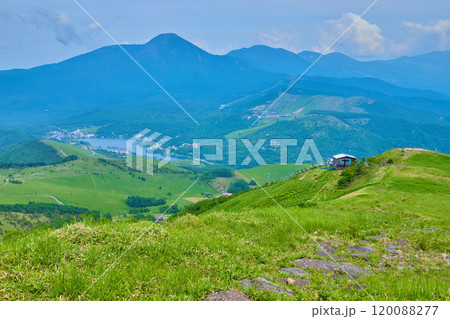 長野県の車山山頂から東側の白樺湖、北八ヶ岳方面 120088277