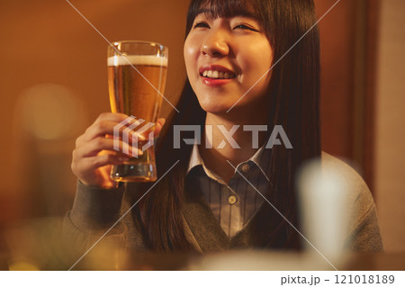 ビールを美味しそうに飲む女性　撮影協力・大佐渡たむら 121018189