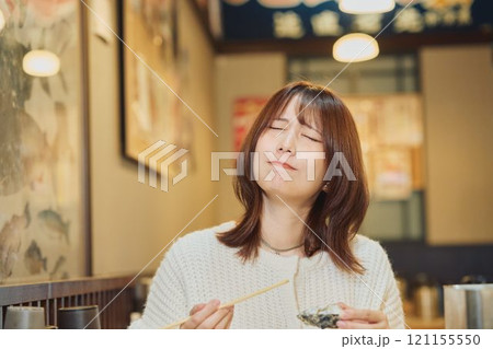 おいしそうに牡蠣を食べる女性　撮影協力・ピアbandai 121155550