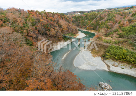 天龍峡・そらさんぽから見える秋景色・紅葉・長野県 121187864