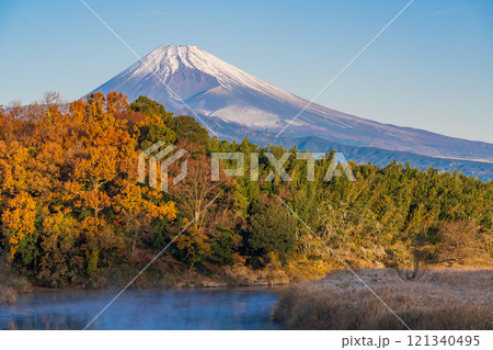 【静岡県】毛嵐が発生した狩野川越しに富士山 121340495