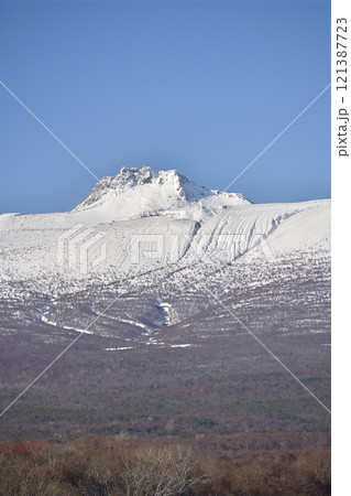 冬の北海道鹿部町から雪の駒ヶ岳の風景を撮影 121387723