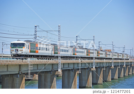 東海道本線　茅ヶ崎－平塚　JR東日本　185系　A3編成（大宮）　踊り子 121477201