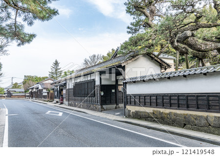 島根県松江市　松江市指定文化財の武家屋敷と塩見縄手の風景 121419548