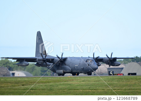 アメリカ空軍　C-130　輸送機の着陸 121668789