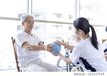 介護　ボールを使って運動するシニアと理学療法士 122217214