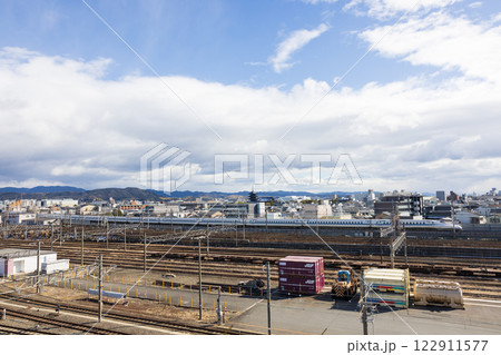 京都を走る新幹線の風景 122911577