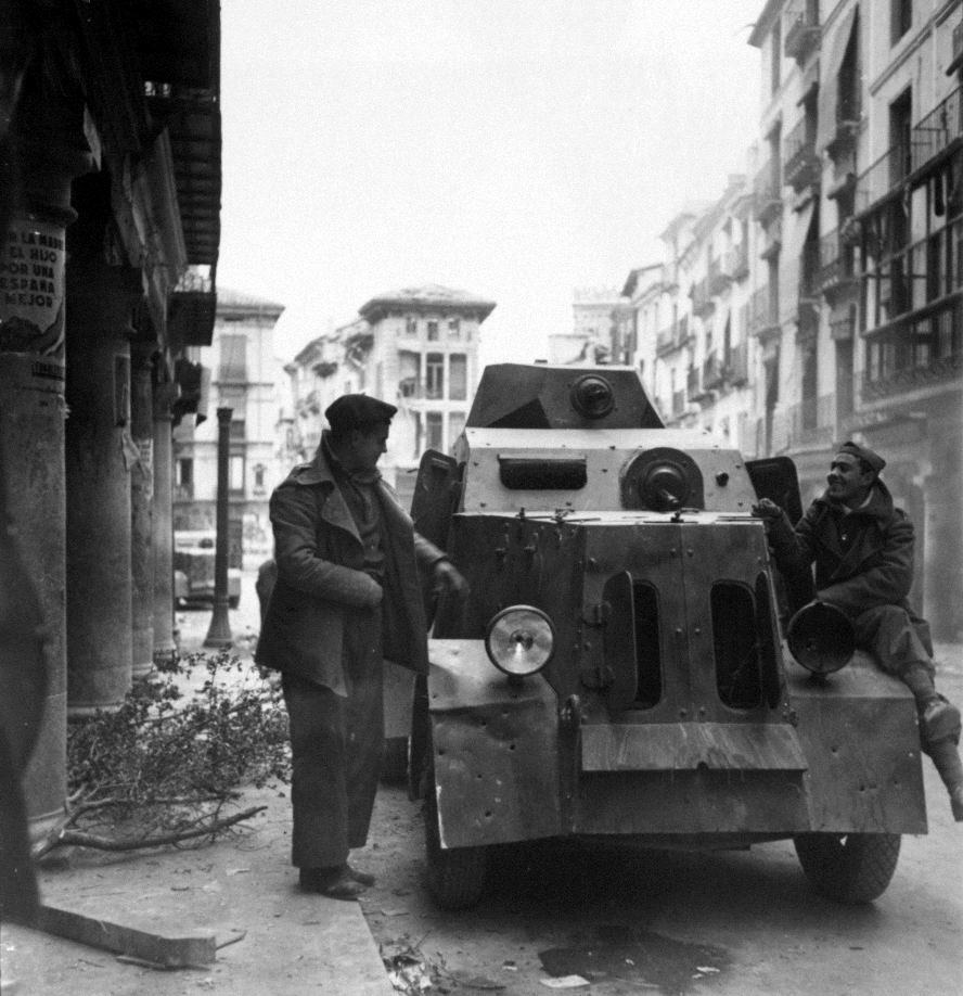 A UNL-35 based on a British truck, hence the driver's and co-driver's positions being swapped. Small arms fire has left many dents in the mudguards, and smashed the glass of the right headlight.