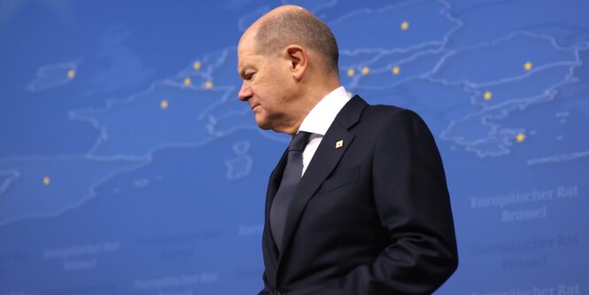 Olaf Scholz vor blauem Hintergrund