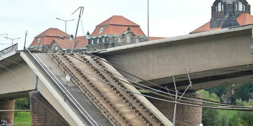 Teile einer eingestürzten Brücke