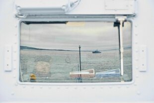 Blick durch das Fenster eines Marineschiffes auf das Meer