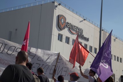 Amazon warehouse workers to begin historic vote to unionize