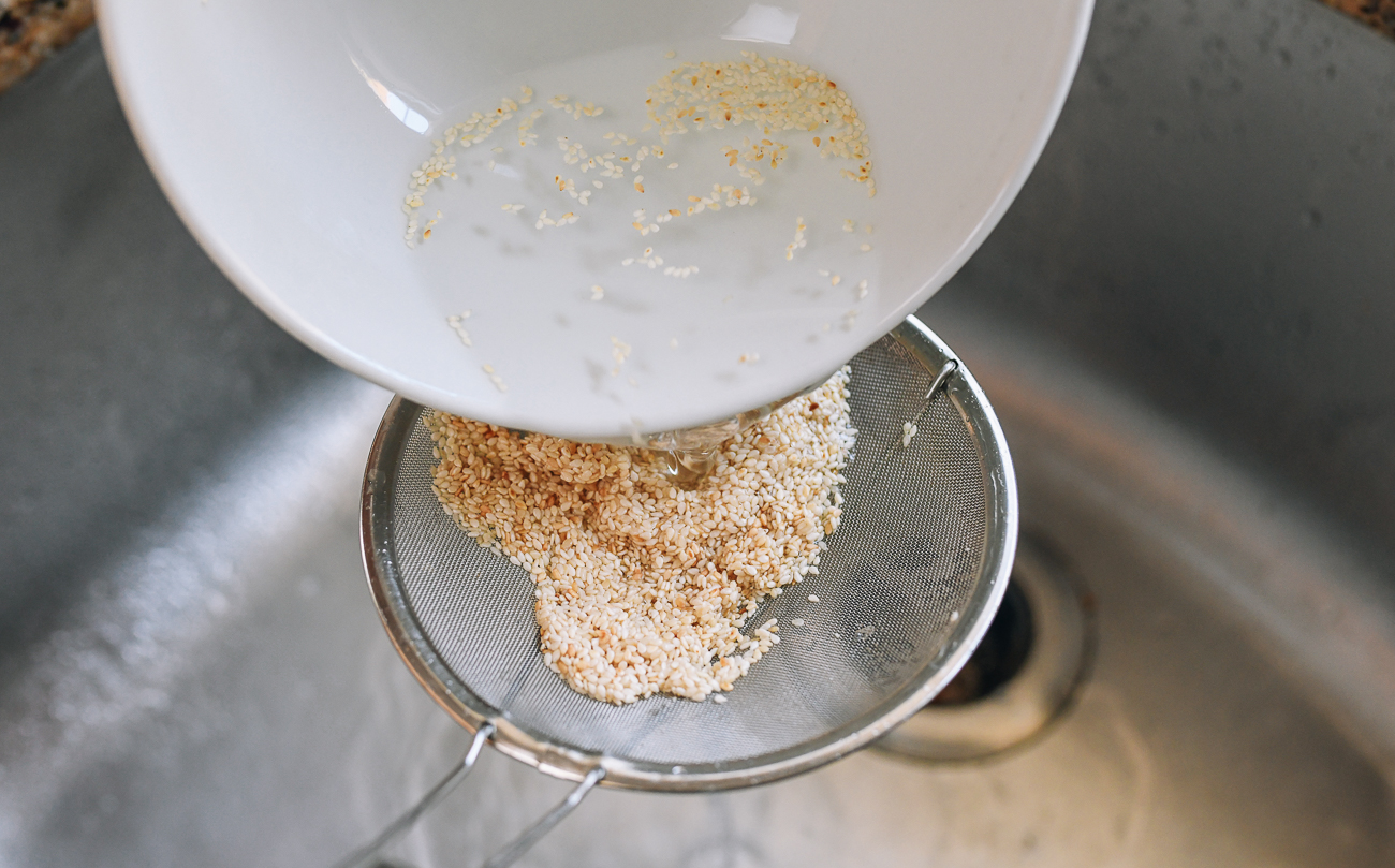 Rinsing sesame seeds