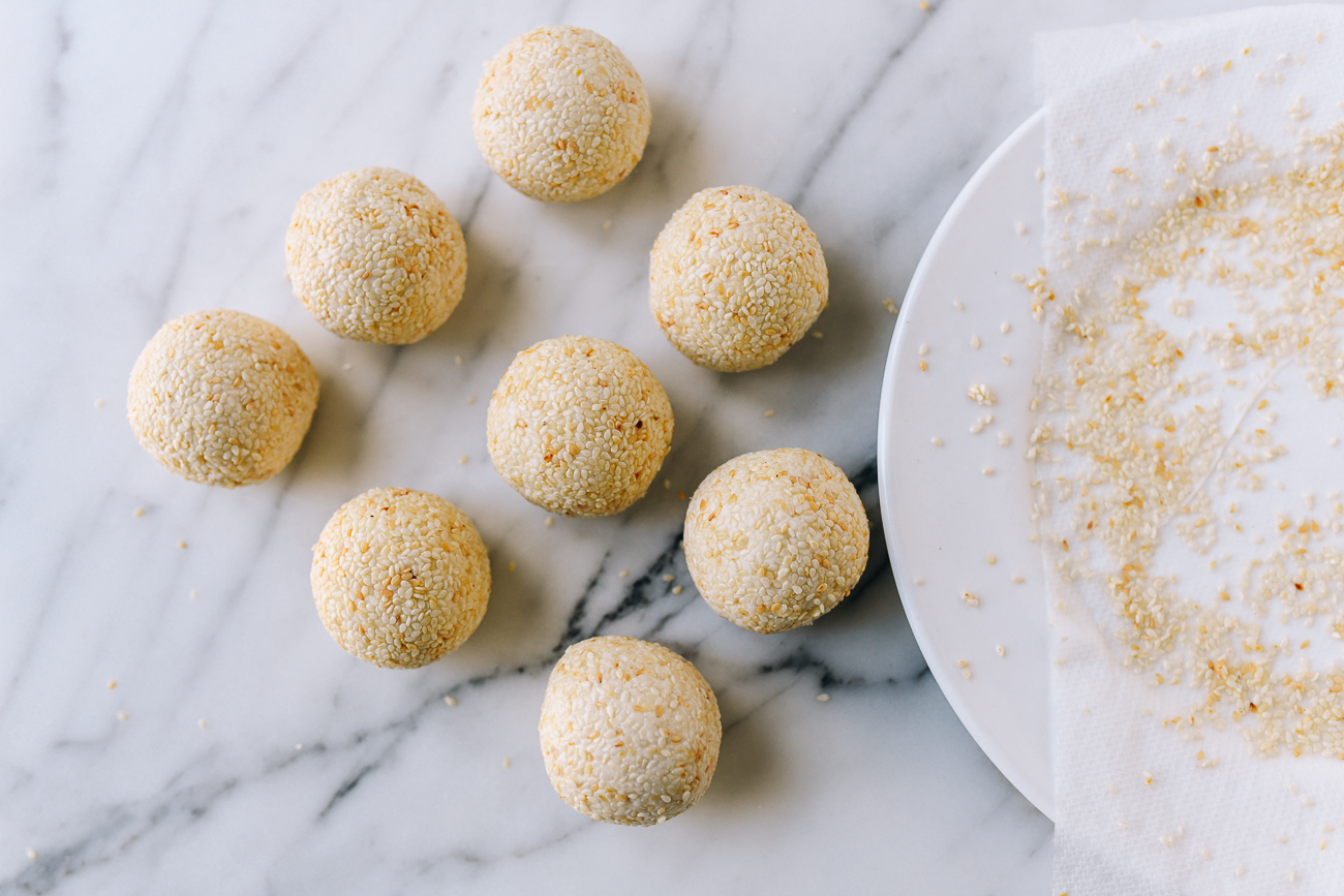 Raw sesame balls coated in sesame seeds