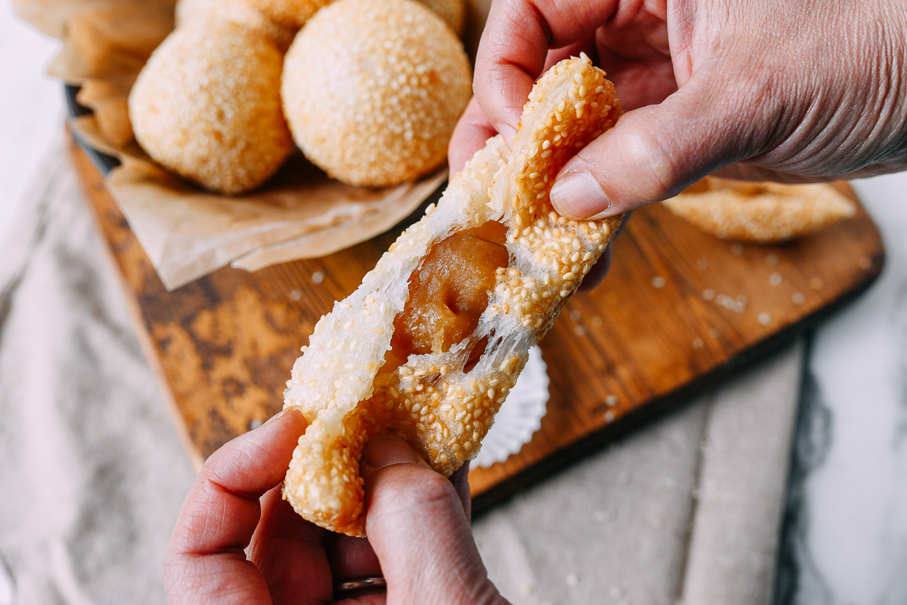 Ripping sesame ball in half