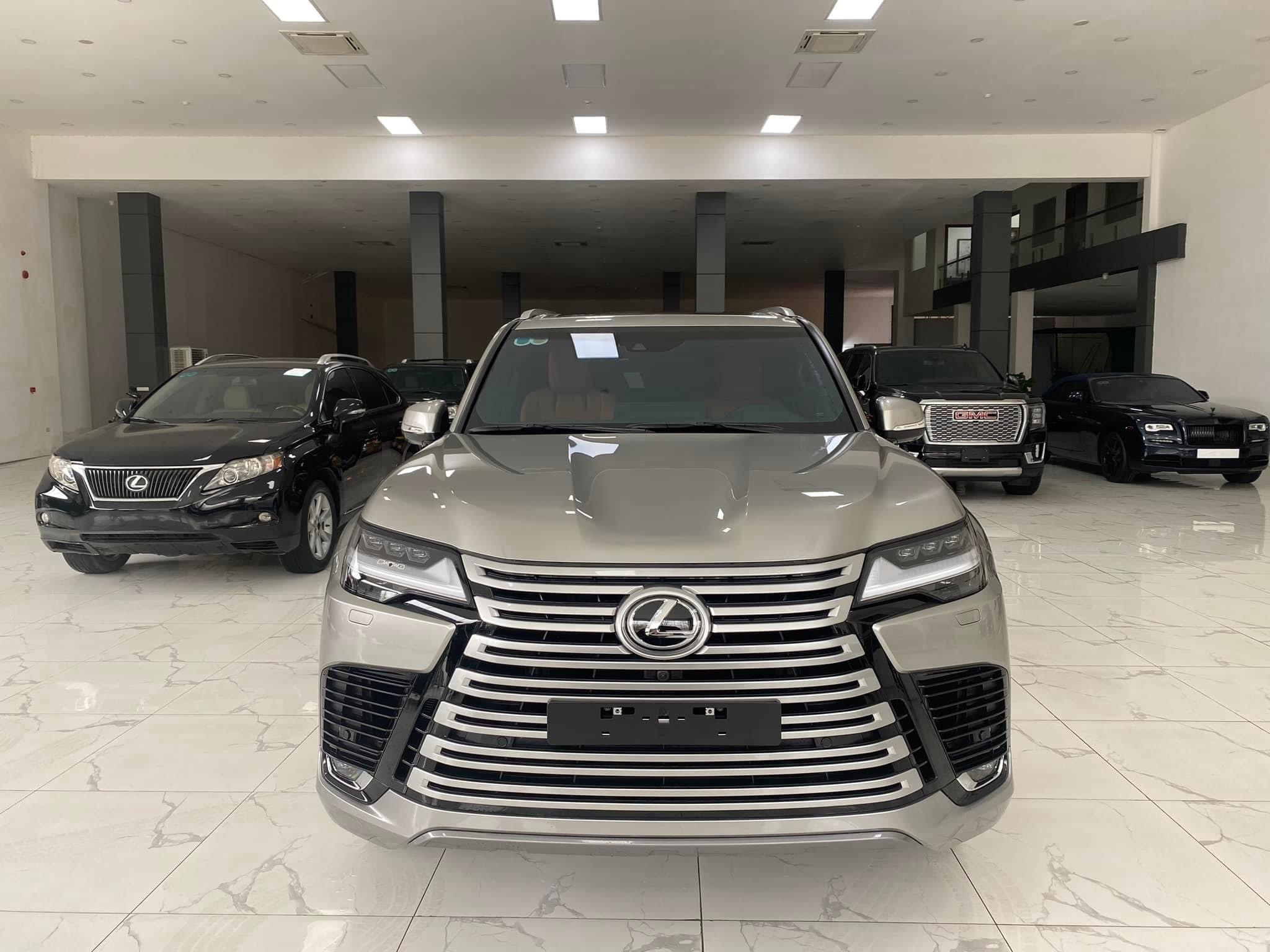 Bán Lexus LX600 VIP 4 chỗ, model và đăng ký tháng 2/2024, mới 99,99%.