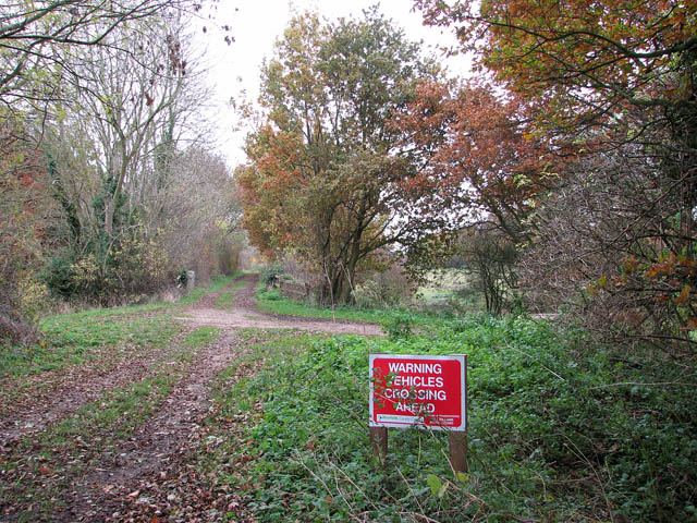 File:Farm road crossing the Marriott's Way - geograph.org.uk - 1044127.jpg