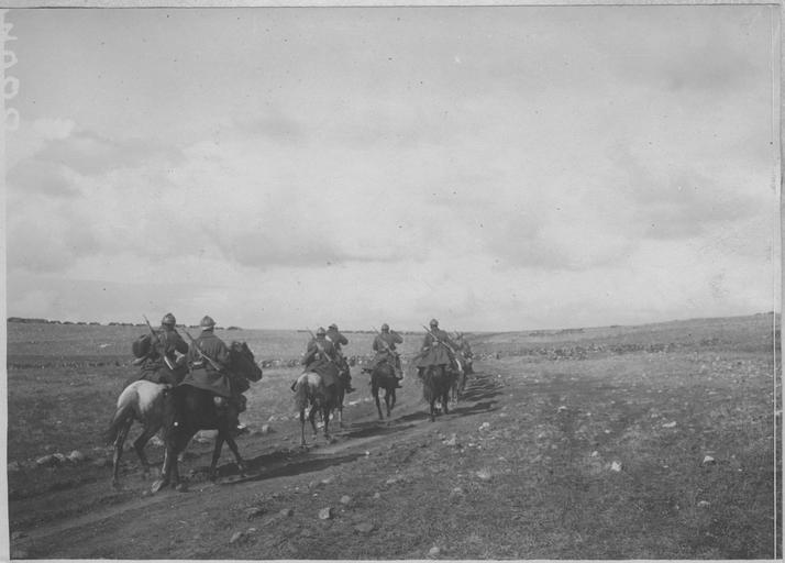 File:A la frontière serbo-grecque, sur la Cerna (novembre 1916) - Brod - Médiathèque de l'architecture et du patrimoine - APOR076777.jpg