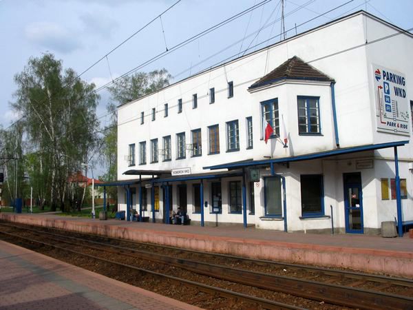 File:Komorow stacja.jpg