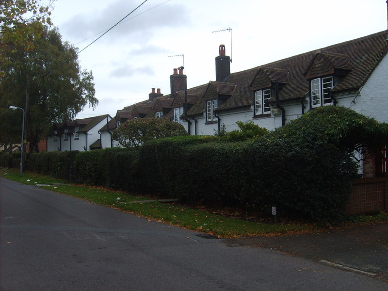 File:Brake Lane Cottages - geograph.org.uk - 2638659.jpg