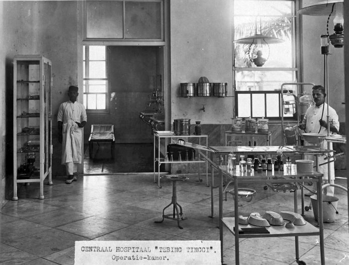 File:COLLECTIE TROPENMUSEUM Operatiekamer van het Centraal Hospitaal Tebing Tinggi TMnr 60024804.jpg