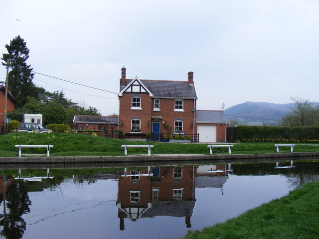 File:Canal side house - geograph.org.uk - 1242356.jpg