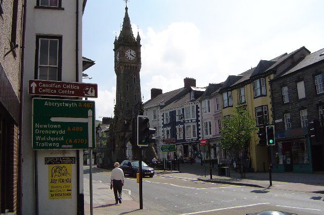 File:MachynllethTownClock.jpg