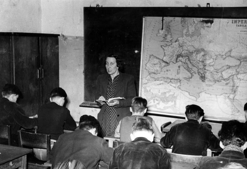 File:Bundesarchiv B 145 Bild-F000103-0005, Idstein-Taunus, Gymnasium im Schloss.jpg