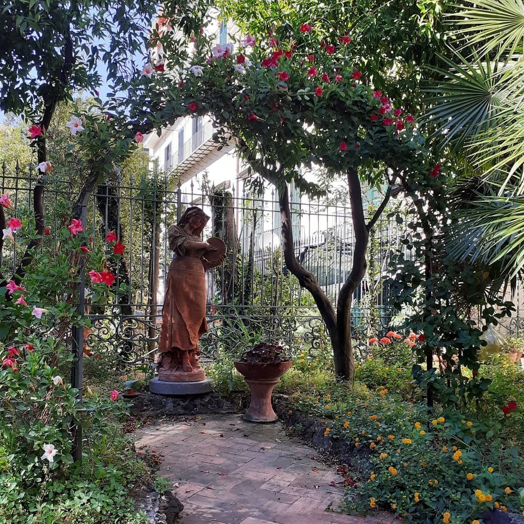 Una delle statue del giardino