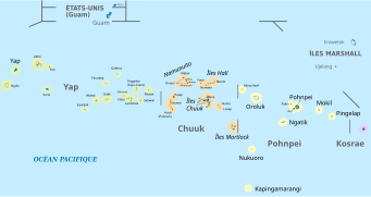 Carte en couleur. Les quatre États de Micronésie (Yap, Chuuk, Pohnpei et Kosrae) sont des îles entourées de couleur.