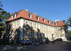 Neues Schloss von der Einfahrt (Meisdorf) 02.jpg