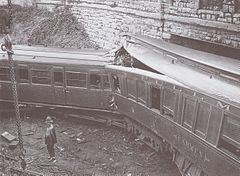 Unter der Brücke verkeilter Pullmanwagen Carmen und 2./3.-Klasse-Wagen Nr. 988