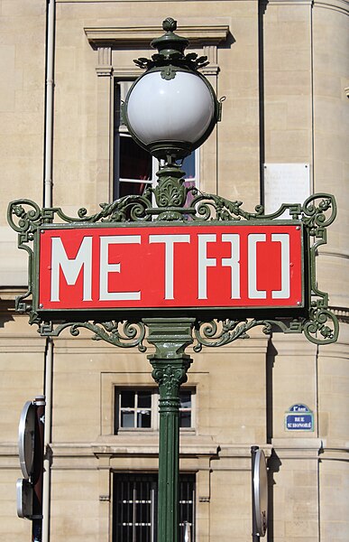 File:Entrée Métro Palais Royal - Musée Louvre Paris 20.jpg