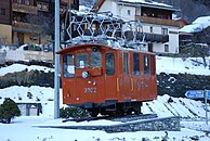 He 2/2 der Gornergratbahn, hier als Denkmal in Stalden, mit zwei Motoren und zwei Triebzahnrädern (1898)