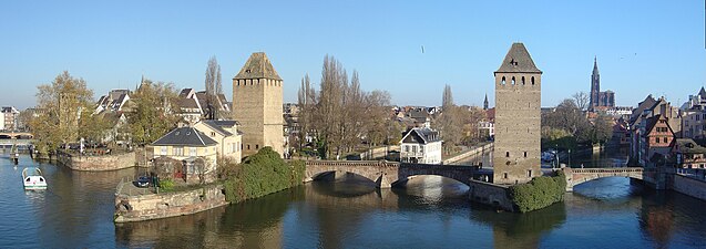 Français : Vue sur Strasbourg et les Ponts-Couverts