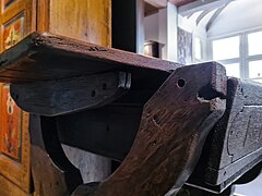 Table à piétement en X-Musée alsacien de Strasbourg (10).jpg